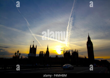 Westminster London, UK. 20 octobre 2015. Big Ben et les chambres du Parlement se profilent lors d'un coucher de soleil colorés Crédit : amer ghazzal/Alamy Live News Banque D'Images