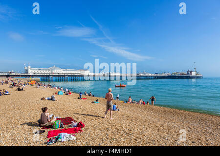 La plage de Brighton, Brighton, Sussex. La plage et de la jetée à la fin de l'après-midi soleil, Brighton, East Sussex, England, UK Banque D'Images