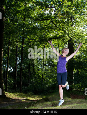 Cute woman est sportif dans une forêt Banque D'Images