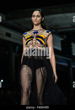 Tel Aviv, Israël, 20 octobre : un modèle en vedette création conçue par Gadi Élimélec durant la deuxième journée de la fashion week 2015 Gindi TLV à Tel Aviv. Credit : kpzfoto/Alamy Live News Banque D'Images