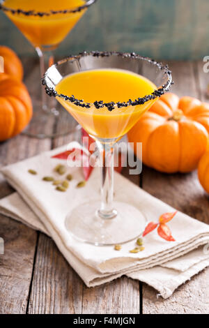 Pumpkintini avec cocktail martini potiron sel noir rim pour l'automne et l'halloween parties Banque D'Images