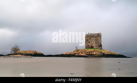 Château de Stalker, Loch Laich, Argyll and Bute, Ecosse avant une averse lourde Banque D'Images