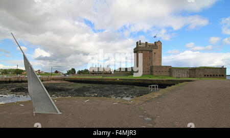 Un beau Cadran solaire par le quai en face de la belle Broughty Castle Banque D'Images