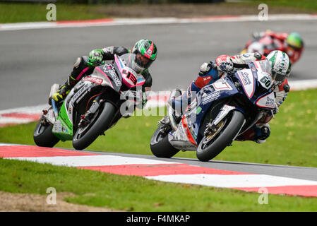 Les coureurs s'affrontent sur le circuit GP dans la ronde finale du Championnat Britannique Super Bike à Brands Hatch. Banque D'Images