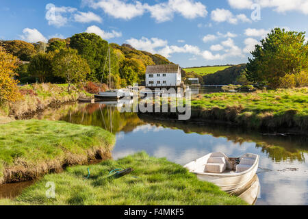 Le village pittoresque de Gweek situé à la tête de la rivière Helford Cornwall England UK Europe Banque D'Images