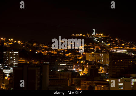 Vue sur Quito, y compris la Vierge de l'Pancellio, la nuit Banque D'Images