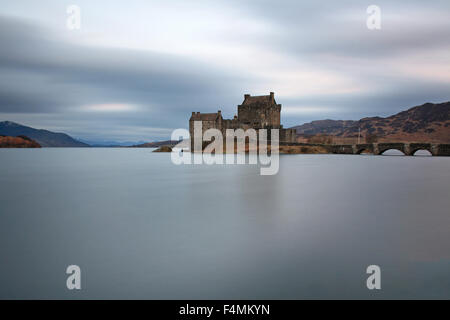 Le magnifique château Eilean Donan, Ecosse par les rives du Loch Duich une afternooon tard Banque D'Images