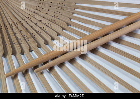 Ventilateur à main japonais typique faite de bambou et baguettes Banque D'Images