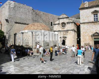 La grande fontaine d'Onofrio et l'église Saint-Sauveur, Dubrovnik, Croatie Banque D'Images