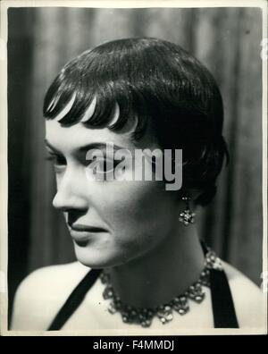 Le 3 novembre 1953 - Hair styles inspirés par Jules César film collection de modèles de cheveux dit être inspiré par Brutus ; Mark Anthony ; Cassius et Casca dans le film Jules César et créé par Piccadilly coiffeurs Armando et Sandra étaient d'être vu à la MGM salle de Theatre, Londres cet après-midi. Photo : Keystone montre Juin Modèles Duncan l'arche style Anthony au théâtre d'aujourd'hui. 3-11-53 © Keystone Photos USA/ZUMAPRESS.com/Alamy Live News Banque D'Images