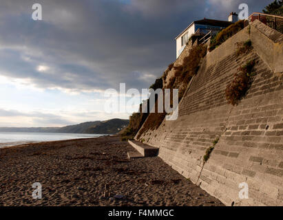 The Inn on the shore pub au-dessus de la plage, Downderry, Cornwall, UK Banque D'Images