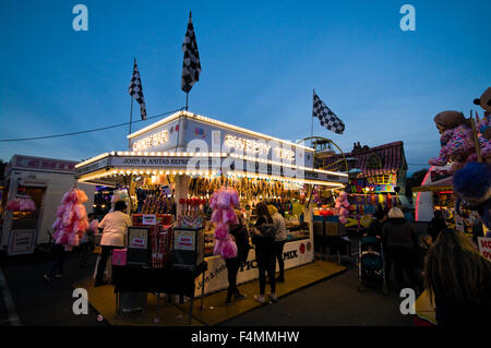 Chichester, West Sussex, Angleterre, 20 octobre 2015. Le voyage annuel Juste Sloe fête foraine est tenue à Northgate parking. Le salon a eu lieu à la même place depuis le début du xiie siècle. Crédit : Adam Manque/Alamy Live News Banque D'Images