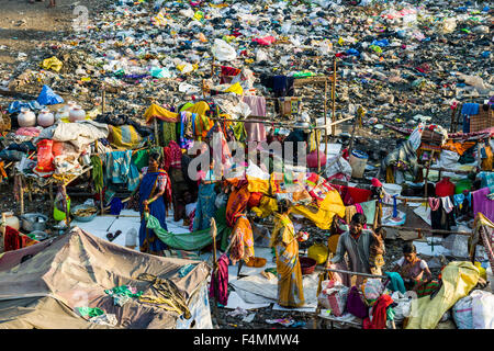 Les gens vivent dans des conditions extrêmes dans des huttes faites de feuilles de fer et des couvertures à dharavi slum, le deuxième plus grand bidonville ar Banque D'Images