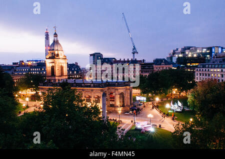 Vue sur le toit du soir de la cathédrale de Birmingham et le quartier des affaires Colmore Row avec St Philip's Square illuminé la nuit Banque D'Images
