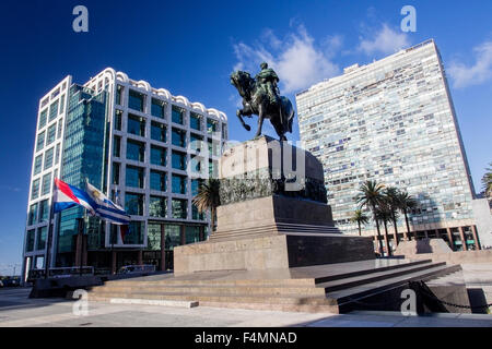 Une vue de la place de la ville de Montevideo montrant la statue du Général Artigas Banque D'Images