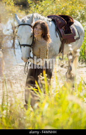 Belle fille avec le cheval blanc Banque D'Images