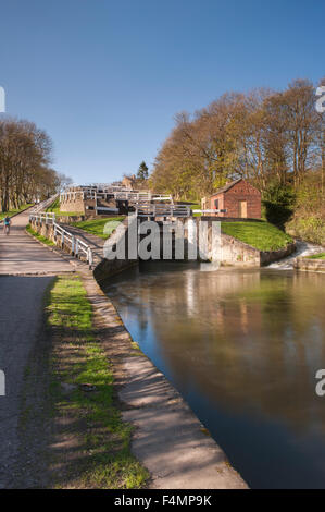 Printemps ensoleillé, vue panoramique jusqu'à la fuite des écluses - Bingley hausse cinq écluses, Leeds et Liverpool Canal, West Yorkshire, Angleterre, Royaume-Uni.. Banque D'Images