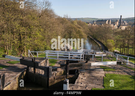 Printemps ensoleillé panoramique vue depuis le haut de la montée de cinq écluses et au-delà des usines de l'époque Victorienne - Leeds Liverpool Canal, Bingley, West Yorkshire, Angleterre, Royaume-Uni. Banque D'Images