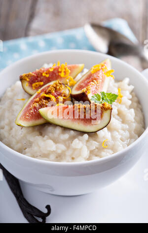 Riz au lait avec du lait de vanille et garni de figues Banque D'Images