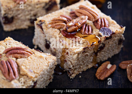 Et pécan blondies au chocolat noir cookies bar avec sirop Banque D'Images