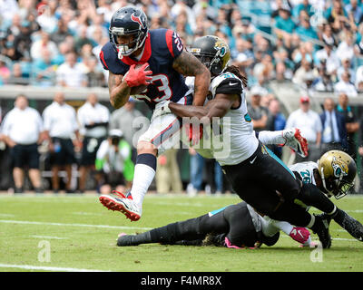 Jacksonville, FL, USA. 18 Oct, 2015. Jacksonville Jaguars strong safety Johnathan Cyprien (37) tente de s'attaquer à l'exécution des Houston Texans retour Arian Foster (23) avant de franchir la ligne de but pour une touche vers le bas pendant le 1er semestre entre l'action jeu NFL Houston Texans et les Jacksonville Jaguars à l'EverBank Field à Jacksonville, FL. Romeo T Guzman/CSM/Alamy Live News Banque D'Images