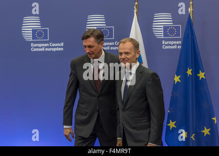 Bruxelles, Belgique. 20 Oct, 2015. Président du Conseil de l'UE, Donald Tusk (R) se félicite le Président slovène Borut Pahor (L) pour une réunion, dans le chaos à la Slovénie, de la Croatie et de la Serbie les frontières. Raa : Jonathan/Pacific Press/Alamy Live News Banque D'Images