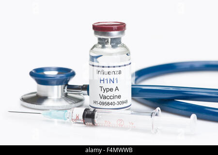 Virus de la grippe H1N1 la vaccination avec la seringue et le stéthoscope. Banque D'Images