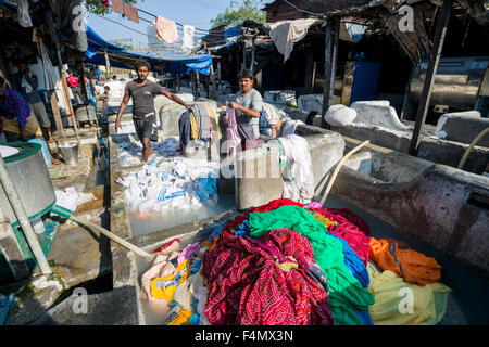 Travaux sont à chiffons laver mahalaxmi dhobi ghat, la plus grande piscine en plein air blanchisserie. environ 5000 travailleurs vivent et travaillent ici, Banque D'Images