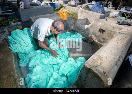 Un travail est à chiffons laver mahalaxmi dhobi ghat, la plus grande piscine en plein air blanchisserie. environ 5000 travailleurs vivent et travaillent ici, Banque D'Images