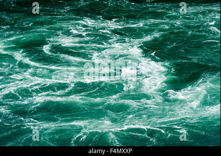 Résumé Les courants d'eau blanc puissant dans les eaux tumultueuses de la rivière Verte. Banque D'Images