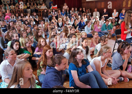 Matin Assemblée générale à maynard scolaire,un organisme indépendant de l'école sélective à Exeter, le Devonshire. Banque D'Images