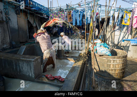 Travaux sont à chiffons laver mahalaxmi dhobi ghat, la plus grande piscine en plein air blanchisserie. environ 5000 travailleurs vivent et travaillent ici, Banque D'Images