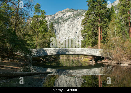 Pont et sentinelles de la rivière Merced, Yosemite NP, California, USA Banque D'Images