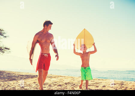 Père et fils aller surfer ensemble. Style de vie en plein air d'été Banque D'Images