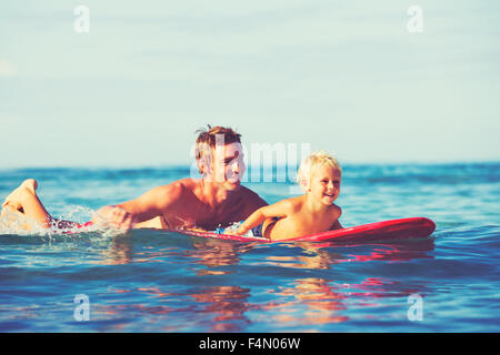 Père et fils aller surfer ensemble. Style de vie en plein air d'été Banque D'Images