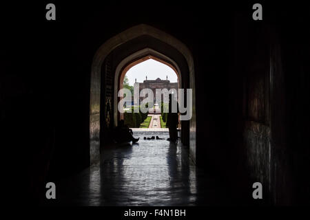 Voûte sombre menant à la tombe de Jahangir à Lahore au Pakistan un chef-d'œuvre de l'architecture de Mughal. Banque D'Images