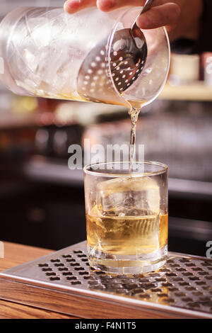 Faire barman sur un bar à cocktails Banque D'Images