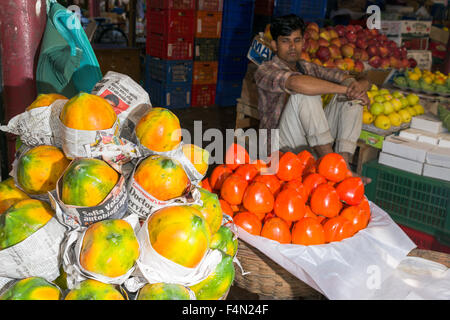 Des fruits comme les papayes et les kakis sont en vente à crawfort marché, l'un des plus anciens marchés de la ville de légumes Banque D'Images
