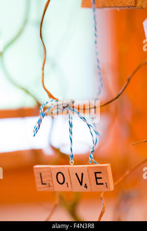 Scrabble lettres à la réception de mariage sont utilisés comme décor à épeler le mot amour. Banque D'Images