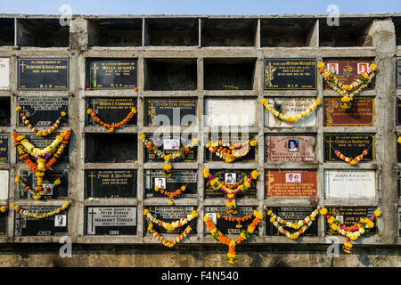 Une urne-cimetière en st. Andrew church cemetery dans la banlieue de Bandra Banque D'Images