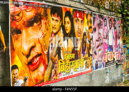 Publicité affiches bollywood le long d'une rue animée de la banlieue de Bandra Banque D'Images