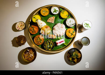 Le plat traditionnel thali se compose habituellement de certains légumes ou de différents plats de légumes non, le riz, fromage, pain, papadam et Banque D'Images