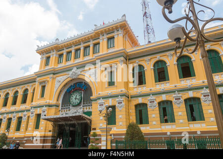 Bureau de poste général construit entre 1886-1891 et reste un bureau de poste et une attraction touristique dans le centre-ville de Ho Chi Minh, Vietnam, Asie Banque D'Images