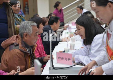 Hohhot, Chine, région autonome de Mongolie intérieure. 21 Oct, 2015. Les médecins de l'hôpital du peuple de Mongolie intérieure s'est portée volontaire pour assurer la consultation médicale et l'examen physique pour les aînés de Hohhot, capitale de la Chine du nord, région autonome de Mongolie intérieure, le 21 octobre 2015. Les marques de la Chine, China's Festival Chongyang jour pour les personnes âgées, le mercredi et les personnes expriment leurs condoléances aux personnes âgées par le biais de diverses façons. © Wang Jing/Xinhua/Alamy Live News Banque D'Images