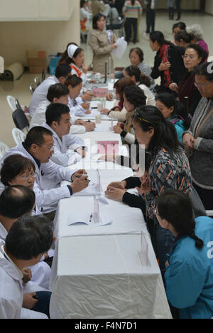 Hohhot, Chine, région autonome de Mongolie intérieure. 21 Oct, 2015. Les médecins de l'hôpital du peuple de Mongolie intérieure s'est portée volontaire pour assurer la consultation médicale et l'examen physique pour les aînés de Hohhot, capitale de la Chine du nord, région autonome de Mongolie intérieure, le 21 octobre 2015. Les marques de la Chine, China's Festival Chongyang jour pour les personnes âgées, le mercredi et les personnes expriment leurs condoléances aux personnes âgées par le biais de diverses façons. © Wang Jing/Xinhua/Alamy Live News Banque D'Images