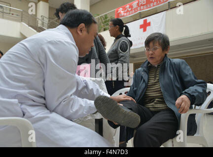 Hohhot, Chine, région autonome de Mongolie intérieure. 21 Oct, 2015. Les médecins de l'hôpital du peuple de Mongolie intérieure s'est portée volontaire pour assurer la consultation médicale et l'examen physique pour les aînés de Hohhot, capitale de la Chine du nord, région autonome de Mongolie intérieure, le 21 octobre 2015. Les marques de la Chine, China's Festival Chongyang jour pour les personnes âgées, le mercredi et les personnes expriment leurs condoléances aux personnes âgées par le biais de diverses façons. © Wang Jing/Xinhua/Alamy Live News Banque D'Images