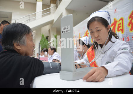 Hohhot, Chine, région autonome de Mongolie intérieure. 21 Oct, 2015. Les médecins de l'hôpital du peuple de Mongolie intérieure s'est portée volontaire pour assurer la consultation médicale et l'examen physique pour les aînés de Hohhot, capitale de la Chine du nord, région autonome de Mongolie intérieure, le 21 octobre 2015. Les marques de la Chine, China's Festival Chongyang jour pour les personnes âgées, le mercredi et les personnes expriment leurs condoléances aux personnes âgées par le biais de diverses façons. © Wang Jing/Xinhua/Alamy Live News Banque D'Images