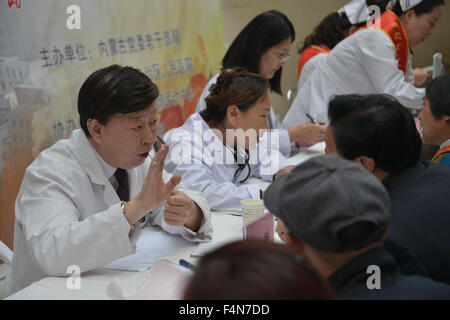 Hohhot, Chine, région autonome de Mongolie intérieure. 21 Oct, 2015. Les médecins de l'hôpital du peuple de Mongolie intérieure s'est portée volontaire pour assurer la consultation médicale et l'examen physique pour les aînés de Hohhot, capitale de la Chine du nord, région autonome de Mongolie intérieure, le 21 octobre 2015. Les marques de la Chine, China's Festival Chongyang jour pour les personnes âgées, le mercredi et les personnes expriment leurs condoléances aux personnes âgées par le biais de diverses façons. © Wang Jing/Xinhua/Alamy Live News Banque D'Images