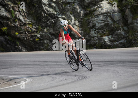 Suisse, Engadine, cycliste sur col de la Bernina Banque D'Images