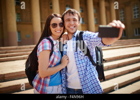 Jeune couple aventureux de faire leur voyage en selfies Banque D'Images